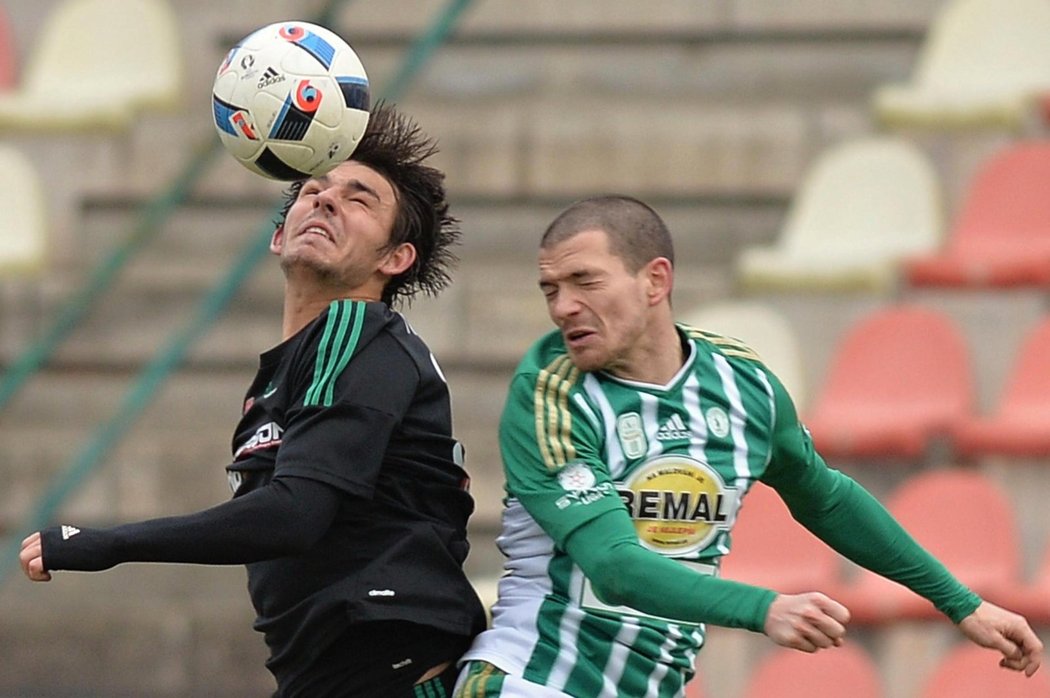 Jaroslav Tregler (vlevo) z Příbrami a David Bartek z Bohemians 1905 v souboji o míč