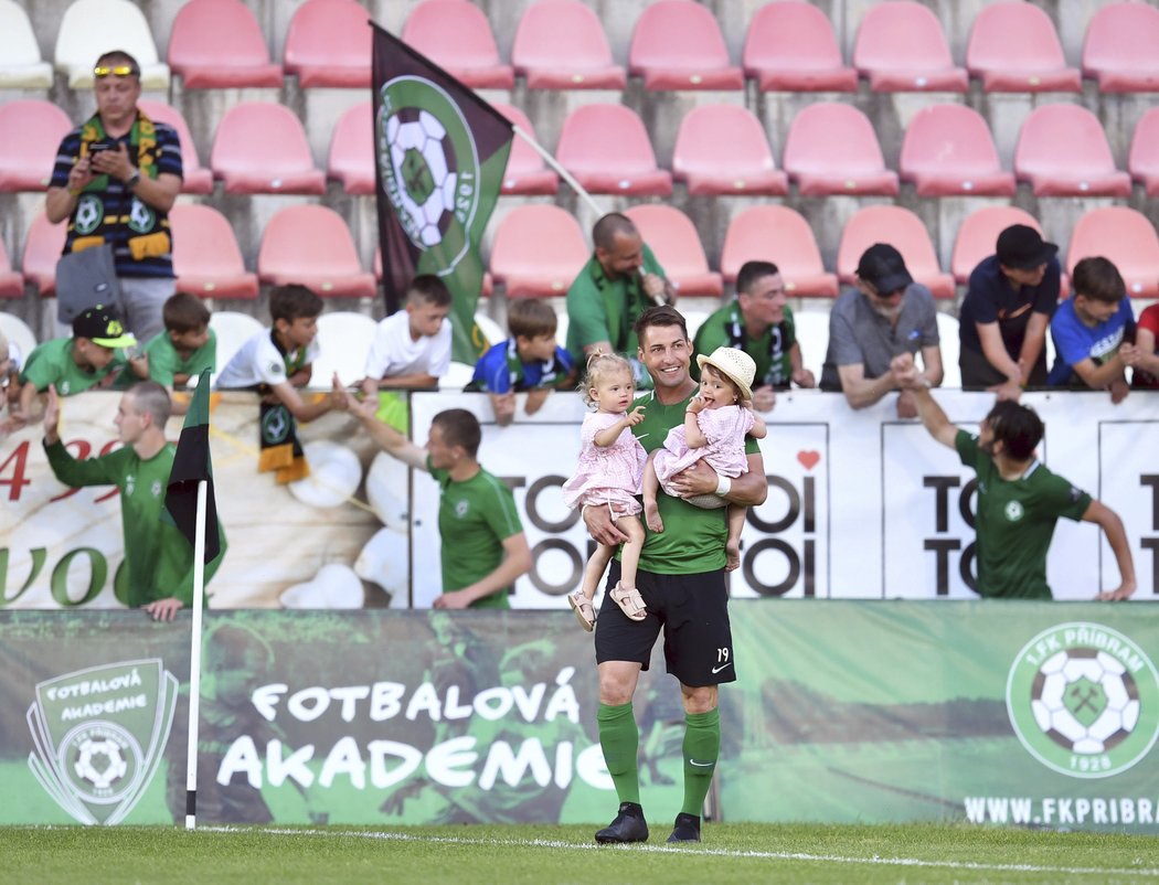 Rozlučka Rudolfa Skácela s kariérou. Po zápase Příbrami vzal na trávník také dcery.