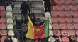 Michaela Ngadeua ze Slavie podpořili na příbramské tribuně jeho kamarádi s kamerunskou vlajkou