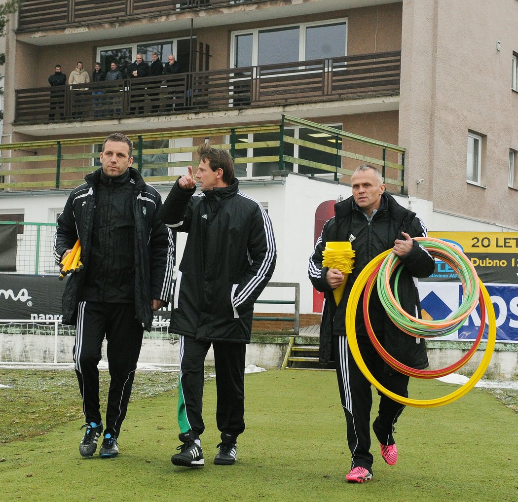 František Straka kráčí na první trénink v roli kouče Příbrami