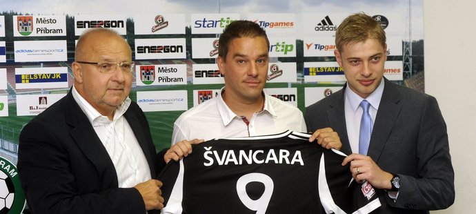 Nová posila Příbrami Petr Švancara (uprostřed). Vlevo je prezident klubu Jaroslav Starka, vpravo ředitel Petr Větrovský.