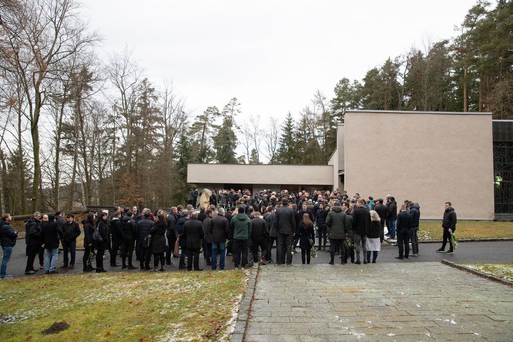 Smuteční hosté se přišli naposledy rozloučit s kamarádem Davidem Přibylem