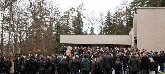 Smuteční hosté se přišli naposledy rozloučit s kamarádem Davidem Přibylem