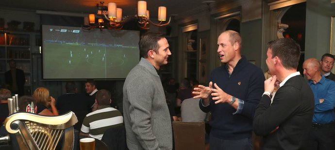 Princ William sledoval prohru anglické reprezentace v kvalifikačním utkání proti Česku s manažerem Chelsea Frankem Lampardem