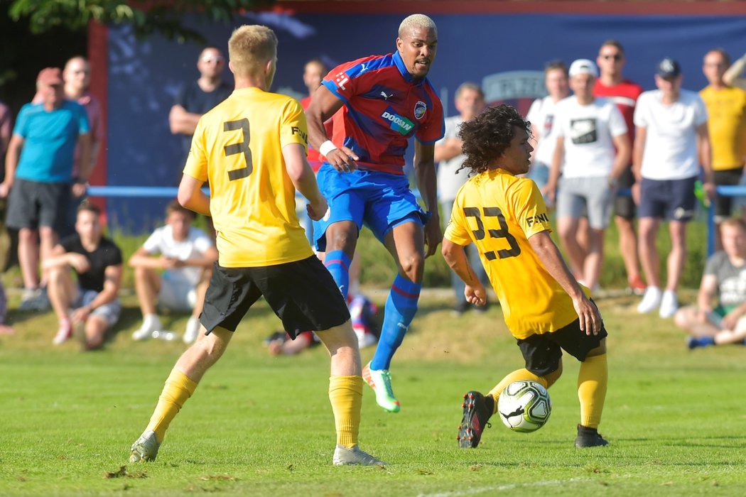 Lukáš Šulc (vlevo), Jean-David Beaugel (uprostřed) a Ondřej Ruml (vpravo) v souboji o míč během přípravného utkání Viktoria Plzeň - Sokolov