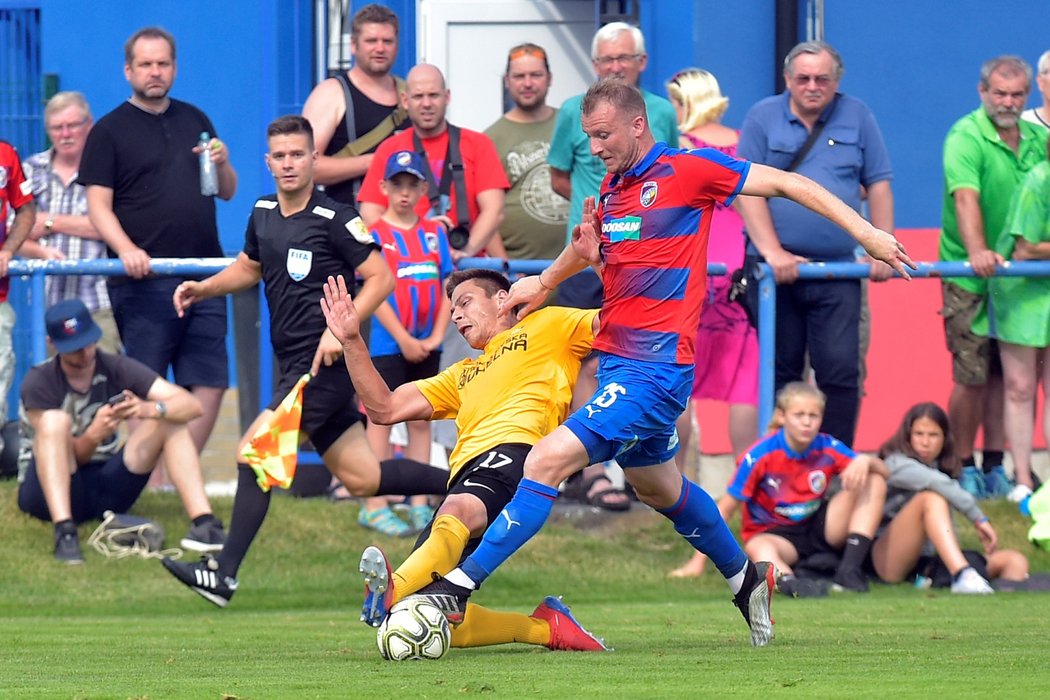 Jakub Dvořák (v pozadí) a Michael Krmenčík (v popředí) během utkání Viktoria Plzeň - Sokolov