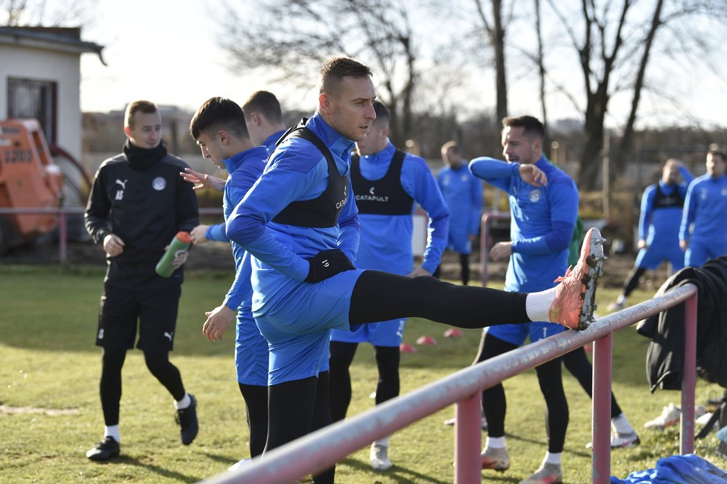 První trénink fotbalistů 1. FC Slovácko v rámci zimní přípravy. V popředí Jan Kalabiška.