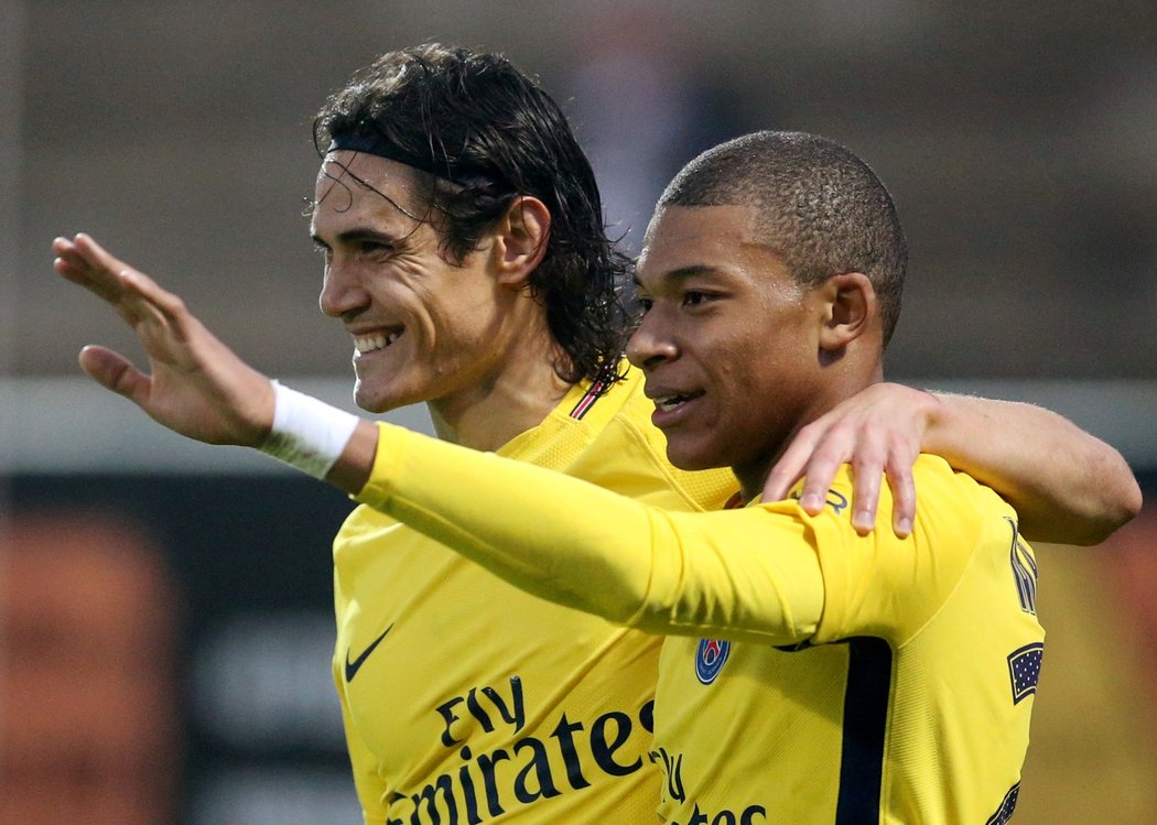 Kylian Mbappé s Edinsonem Cavani při demolici Angers