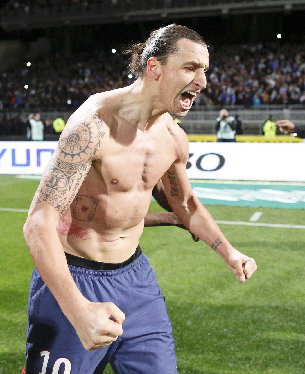Zlatan Ibrahimovic slaví titul Paris St. Germain po vítězství v Lyonu