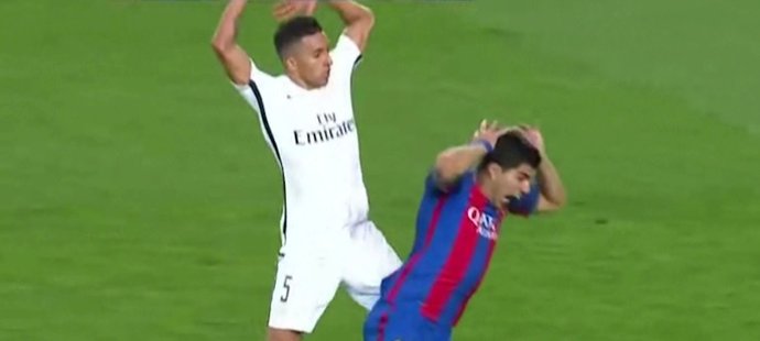 Obránce PSG Marquinhos se lehce dotkl Luise Suáreze, ten teatrálně spadl a pískala se penalta pro Barcelonu