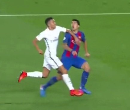 Obránce PSG Marquinhos se lehce dotkl Luise Suáreze, ten teatrálně spadl a pískala se penalta pro Barcelonu