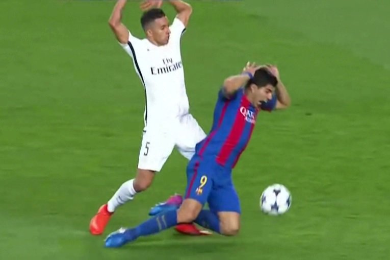 Obránce PSG Marquinhos se lehce dotkl Luise Suáreze, ten teatrálně spadl a pískala se penalta pro Barcelonu