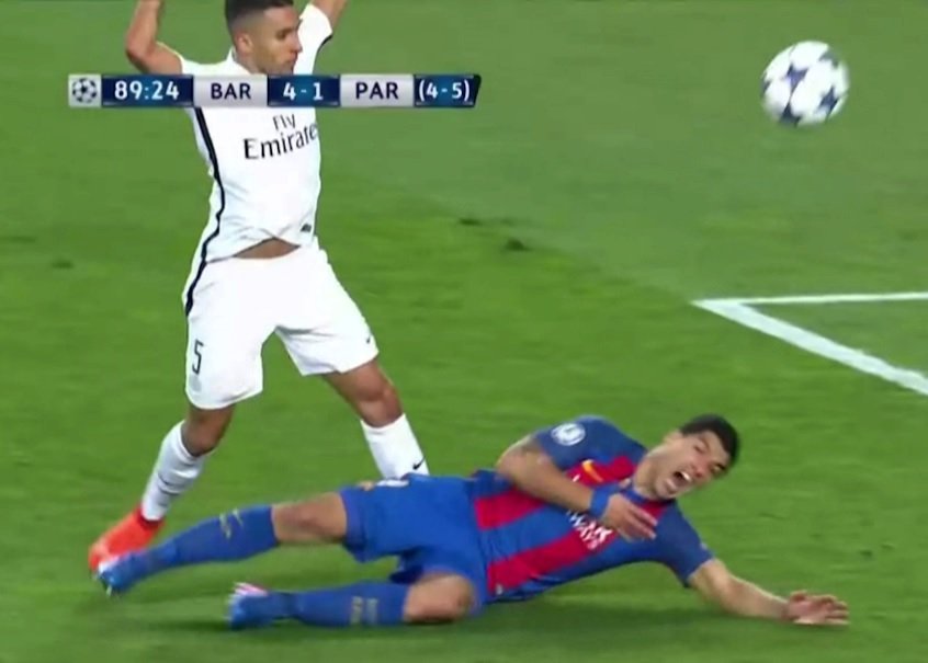 Obránce PSG Marquinhos se lehce dotkl Luise Suáreze, ten teatrálně spadl a pískala se penalta pro Barcelonu