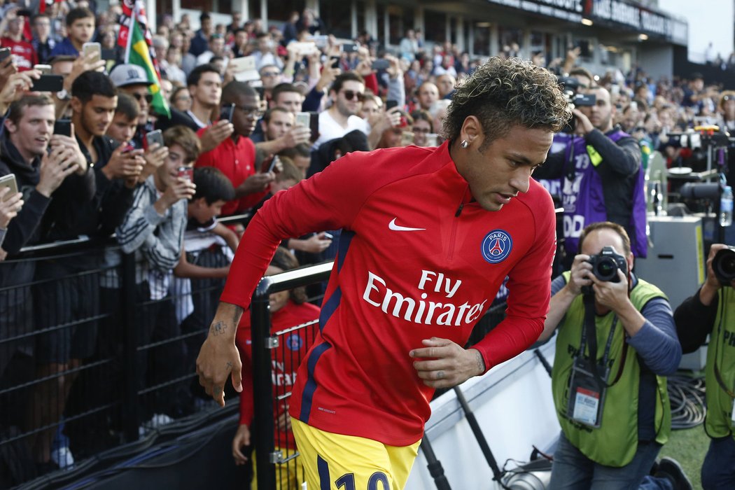 Brazilec Neymar při své zápasové premiéře za Paris St. Germain fanoušky potěšil