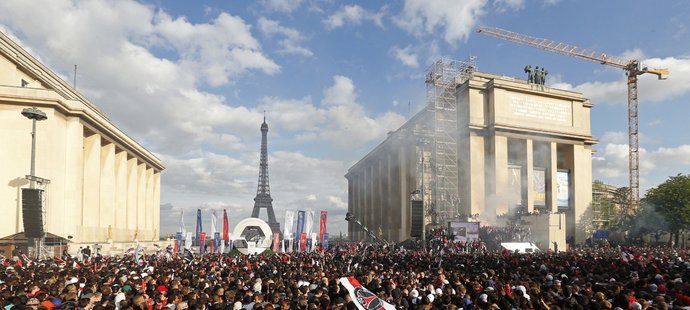 Eiffelovka na dohled. Fanoušci Paris St. Germain při oslavách v centru města.