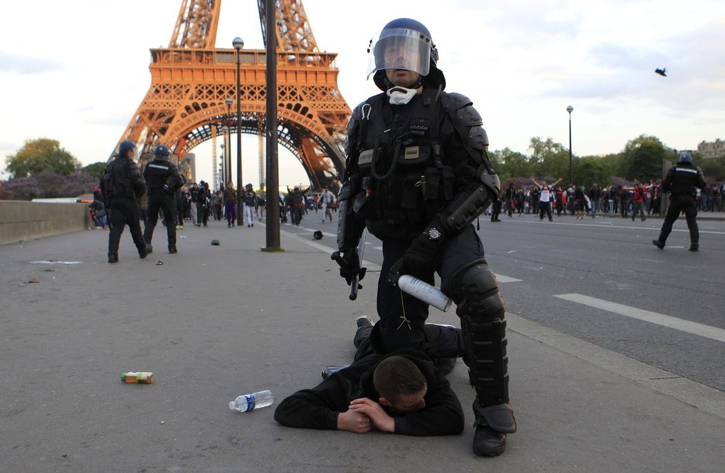 Oslavy titulu Paris St. Germain se zvrtly v přehlídku výtržností. Policie byla v pohotovosti.