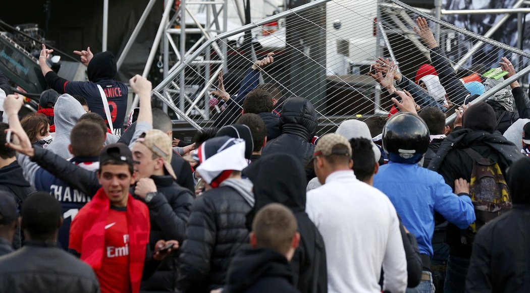 Fanoušci prolomili při oslavách titulu bezpečnostní bariéry, policie proti nim zasahovala i slzným plynem