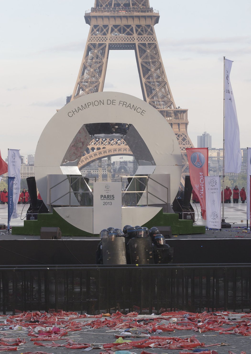 Před pódium u Eiffelovy věže, na kterém fotbalisté Paris St. Germain oslavovali s fanoušky zisk titulu, nastoupili policejní těžkooděnci. Slavnostní událost přerostla v násilné střety, při kterých musely bezpečnostní složky použít také slzný plyn.