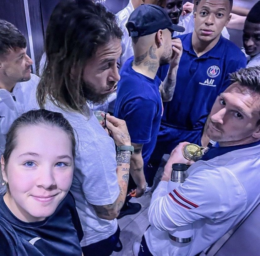 Mladá golfistka zachytila na unikátním selfie z výtahu Lionela Messiho, Kyliana Mbappého, Neymara a obránce Sergia Ramose, Juana Bernata a Marquinhose z PSG