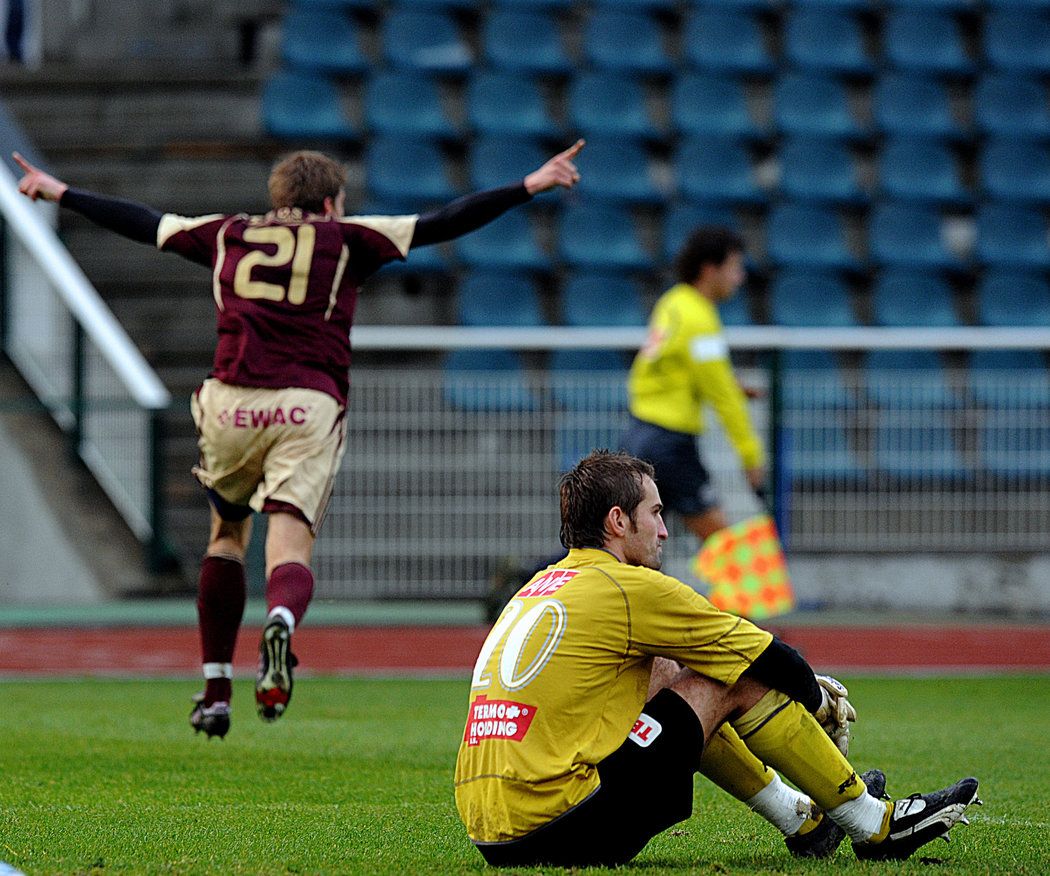 Smutek brankáře Radima Nováka z Ústí při druholigovém utkání na Dukle v sezoně 2009/10