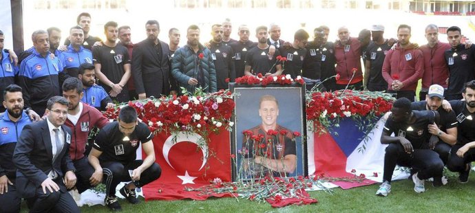 Hráči a činovníci Gaziantepsporu se loučili s Františkem Rajtoralem při smutečním ceremoniálu na stadionu