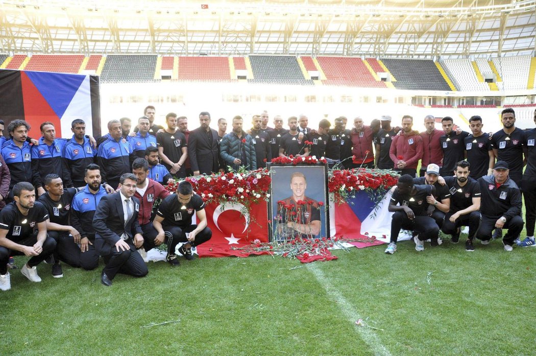 Hráči a činovníci Gaziantepsporu se loučili s Františkem Rajtoralem při smutečním ceremoniálu na stadionu