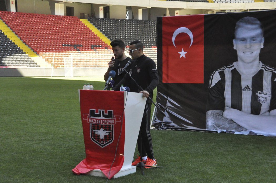 Fotbalisté a hráči Gaziantepsporu se loučili s Františkem Rajtoralem