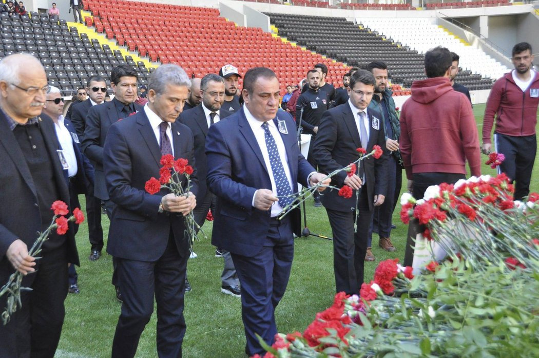 Kolem Rajtoralovy fotografie s českou a tureckou vlajkou ležela záplava květin