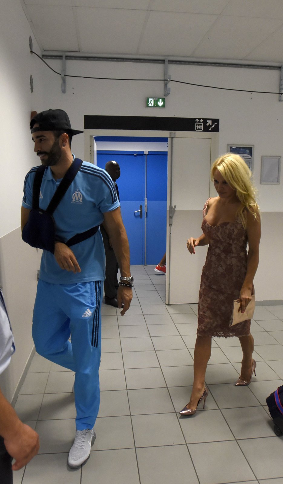 Rami se zranil a musel ze hřiště. Stadion opouštěl i s Pamelou.