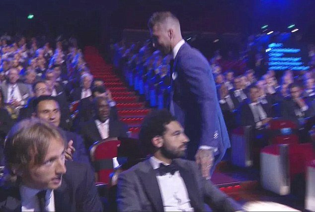 Kapitán Realu Madrid Sergio Ramos si neodpustil malou provokaci, když procházel kolem Mohameda Salaha