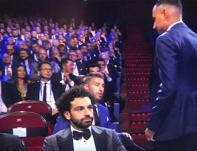 Mohamed Salah seděl během losu Ligy mistrů v obklíčení fotbalistů Realu Madrid