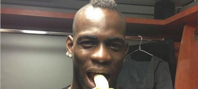 Problémy s rasismem ve fotbale zažil i útočník AC Milán Mario Balotelli. I on podpořil Alvese.