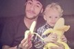 Brazilec Neymar se zakousl do banánu ve společnosti svého syna Davida Luccy