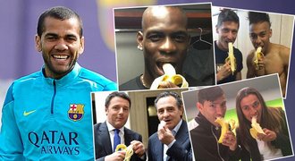 Alves v tom není sám! Banán zakousl Balotelli, Neymar i premiér