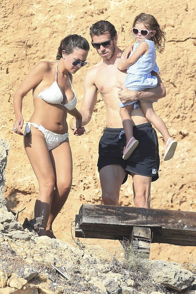 Rodinnou dovolenou si Bale s partnerkou a dětmi užívá párkrát do roka.