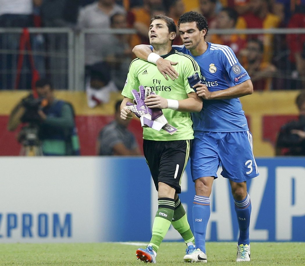 Ikera Casillase utěšuje při střídání jeho spoluhráč Pepe