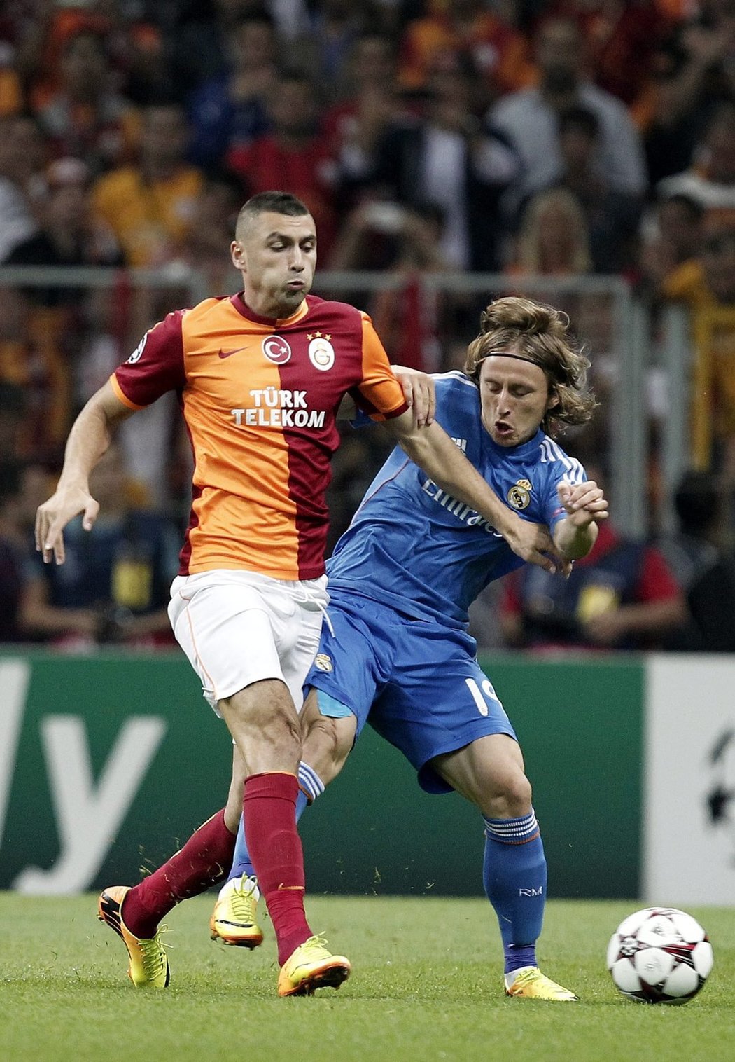 Luka Modrič v běžeckém souboji během utkání Ligy mistrů s Galatasarayem Istanbul