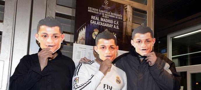 Fanoušci v maskách s Ronaldovým obličejem zaplavili při zápase Ligy mistrů celý stadion v Madridu