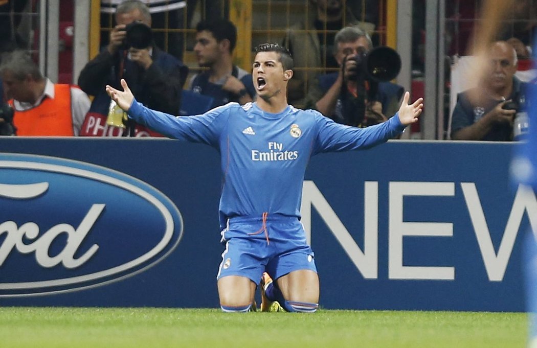 Cristiano Ronaldo gestikuluje na stadionu Galatasaraye při utkání Ligy mistrů