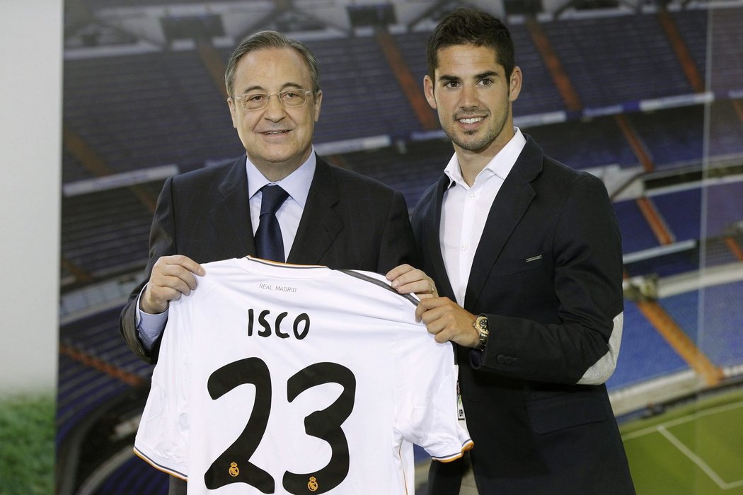 Španělský supertalent Isco dnes podepsal smlouvu s Realem Madrid. Na snímku s prezidentem klubu Florentinem Perezem