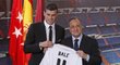 Gareth Bale poprvé se svým novým dresem v Realu Madrid po boku prezidenta klubu Florentina Pereze.