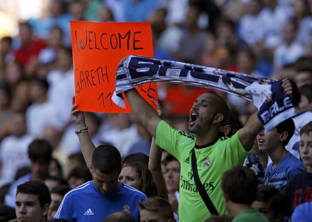 Fanoušci na stadionu Realu Madrid čekají, až se jim poprvé ukáže Gareth Bale