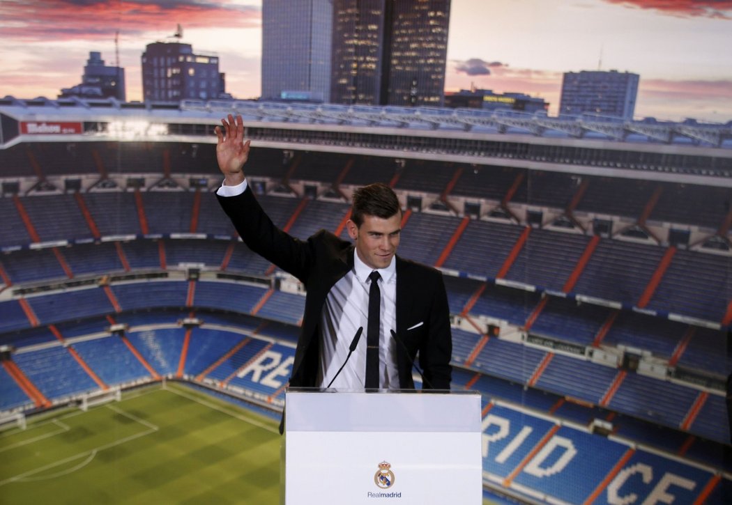 Jsem šťastný, že jsem tady! Gareth Bale zdraví fanoušky Realu Madrid.