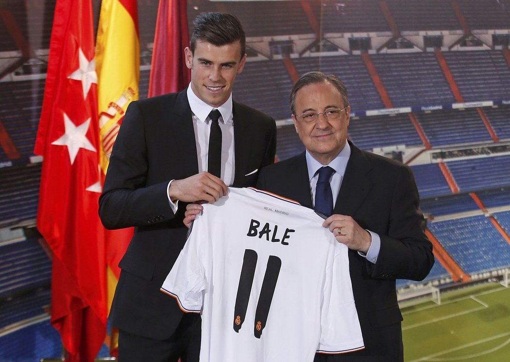 Gareth Bale poprvé se svým novým dresem v Realu Madrid po boku prezidenta klubu Florentina Pereze.