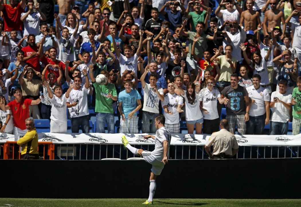 Při představení v Realmu Madrid Gareth Bale vykopl několik míčů směrem k nabitým tribunám
