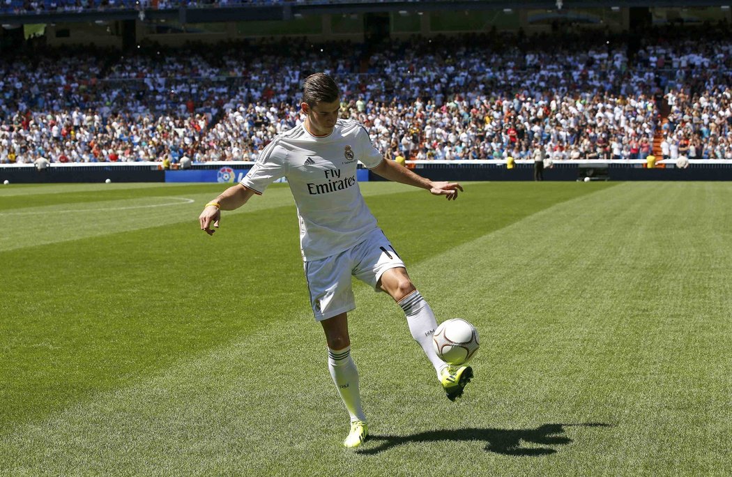 Ochutnávka pro fanoušky Gareth Bale ukázal na stadionu Realu Madrid, co zvládá s míčem na noze.