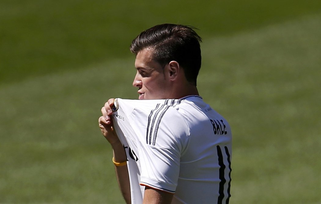 Teď kopu za vás! Gareth Bale při oficiálním představení na stadionu Realu Madrid