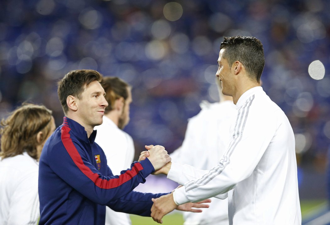 Setkání megahvězd. Lionel Messi zdraví Cristiana Ronalda.