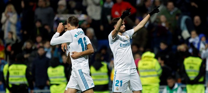 Nadějný útočník Borja Mayoral (vpravo) slaví svou první trefu na Santiagu Bernabéu