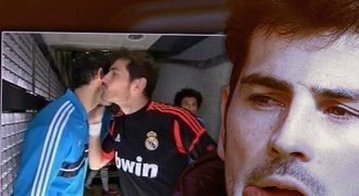 Žádná zášť v Realu. Náhradník Casillas vlepil pusu konkurentovi